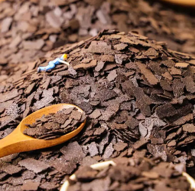 Qu'est-ce que la feuilletine de cacao et pourquoi est-elle devenue l'ingrédient textural essentiel des desserts haut de gamme ?